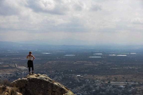 Subindo o imenso monolito conhecido como Peña de Bernal, no México